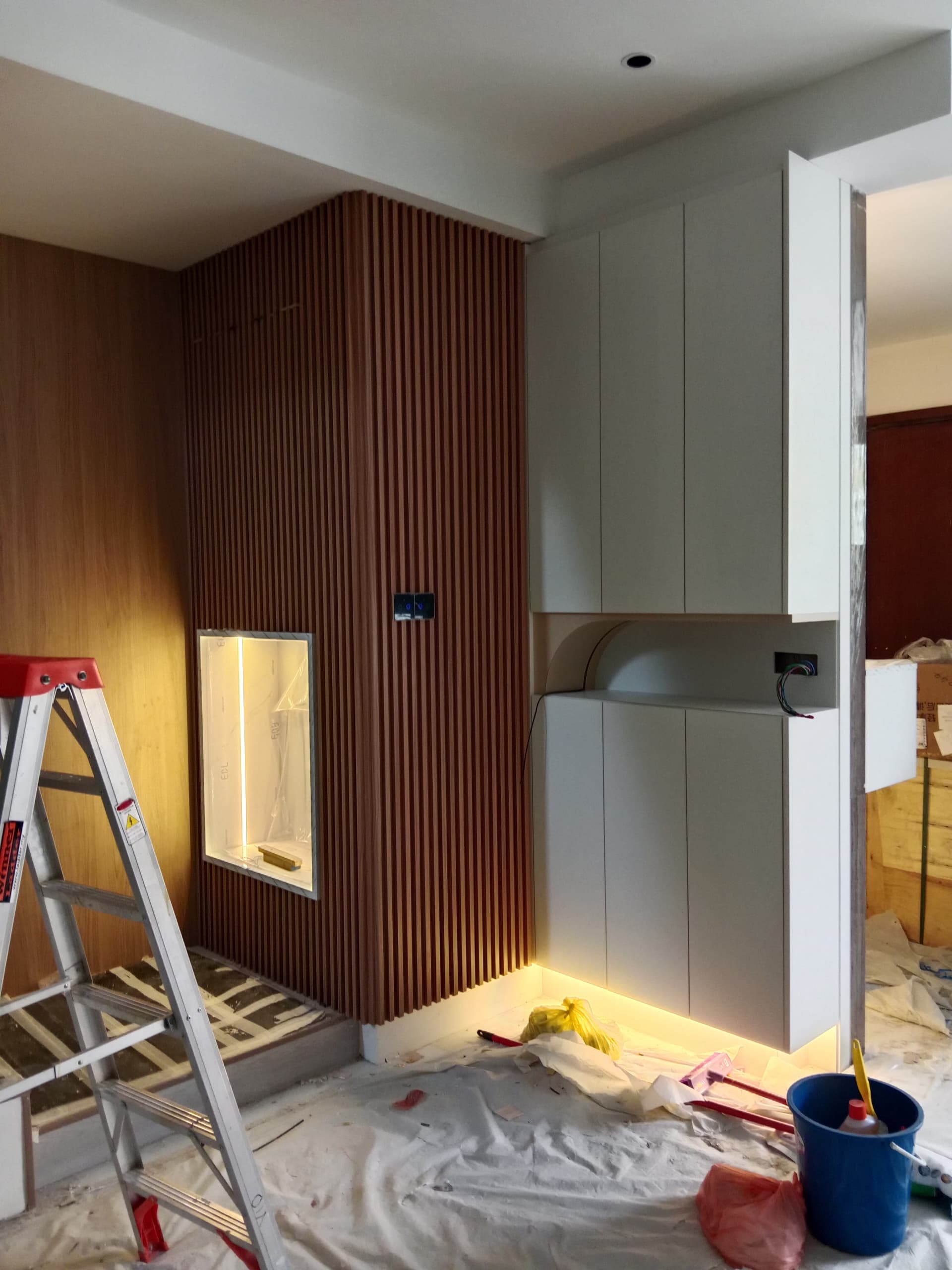 Wood slat feature wall with warm LED — Lakefield